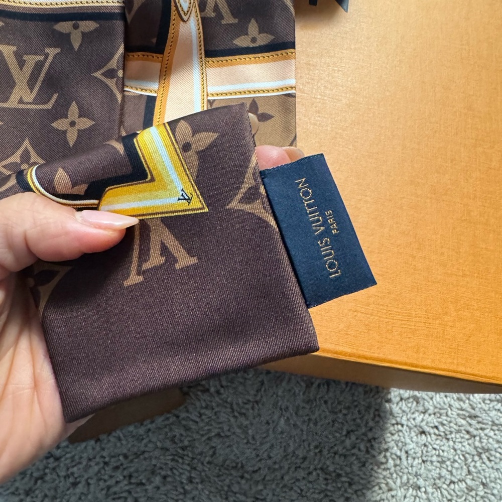 New LOUIS VUITTON twilly